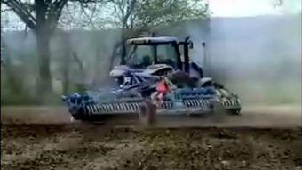 国产拖拉机爆炸视频真实,惊心动魄！国产拖拉机爆炸现场触目惊心
